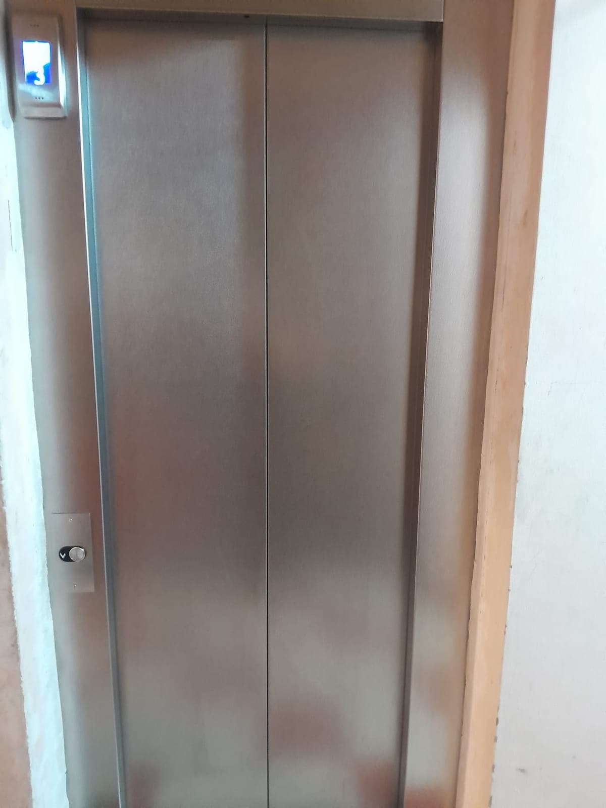 Portes d'ascenseur en inox brossé, nettoyées